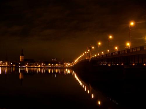 Rigaer Bruecken bei Nacht (100_0317.JPG) wird geladen. Eindrucksvolle Fotos aus Lettland erwarten Sie.